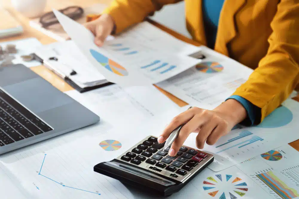 Woman,Accountant,Use,Calculator,And,Computer,With,Holding,Pen,On Woman,Accountant,Use,Calculator,And,Computer,With,Holding,Pen,On