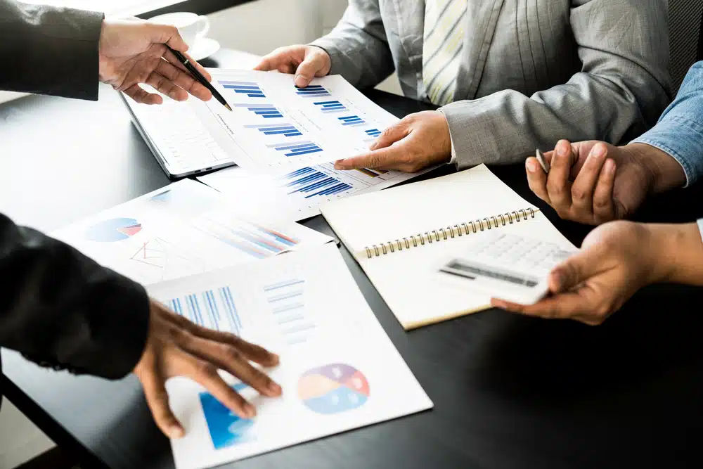 Business,Team,Presentation,Meeting,Asian,Men,Finance,Executive,Discusses,Meetings accounting jobs