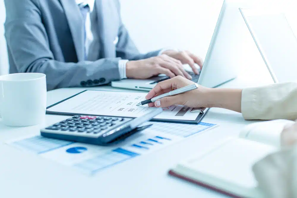 Business,People,Discussing,The,Charts,And,Graphs,Showing,The,Results finance jobs
